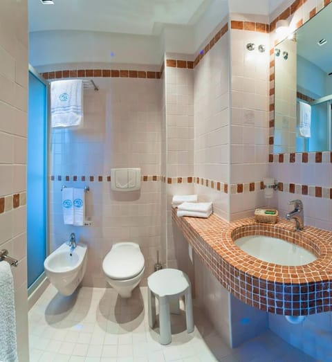 Shower, rainfall showerhead, free toiletries, hair dryer