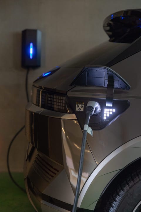 Electric vehicle charging station