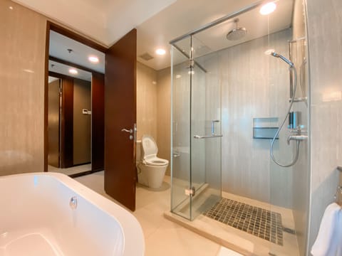 Premier Club Room | Bathroom | Free toiletries, slippers, towels, toilet paper