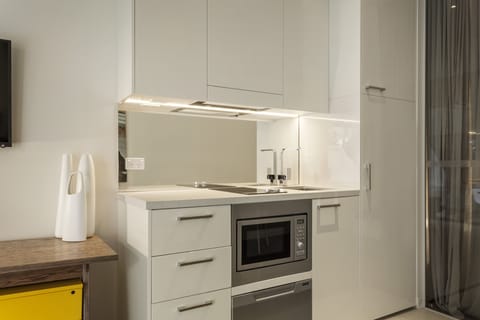 Full-size fridge, microwave, stovetop, dishwasher