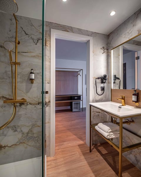 Rainfall showerhead, eco-friendly toiletries, hair dryer, towels