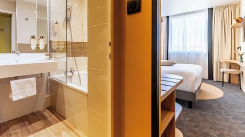 Classic Room, 1 Double Bed | In-room safe, desk, blackout drapes, soundproofing