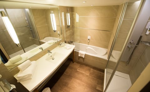 Junior Suite, 1 Double Bed with Sofa bed (Privilege) | Bathroom | Eco-friendly toiletries, hair dryer, towels