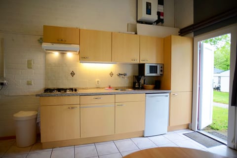 Bungalow, 2 Twin Beds, Non Smoking | Private kitchen | Full-size fridge, microwave, stovetop, electric kettle