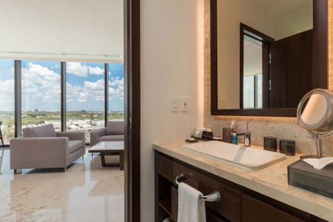 Habitación Master Suite. | Bathroom | Eco-friendly toiletries, hair dryer, bathrobes, slippers