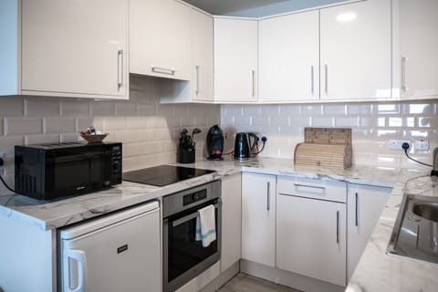 Deluxe Apartment, 2 Bedrooms, Sea View | Private kitchen | Fridge, microwave, stovetop, dishwasher