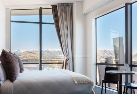 Remarkables View King | In-room safe, desk, soundproofing, iron/ironing board