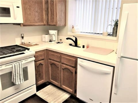 Condo, 1 Bedroom | Private kitchen