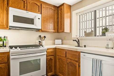 Condo, 1 Bedroom | Private kitchen