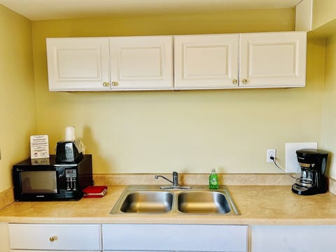 Deluxe Single Room, 2 Queen Beds, Non Smoking, Kitchen | Private kitchen | Mini-fridge, microwave