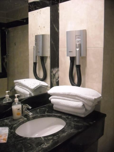 Superior Twin Room, Sea View | Bathroom | Bathtub, towels, shampoo, toilet paper