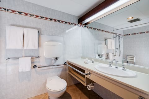 Walk In Shower - Deluxe Queen & Single with Courtyard | Bathroom | Combined shower/tub, jetted tub, designer toiletries, hair dryer