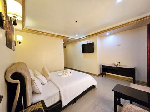 Executive Room, 1 Queen Bed | In-room safe, desk, free wired internet, bed sheets