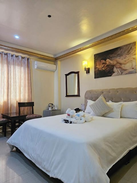 Executive Room, 1 Queen Bed | In-room safe, desk, free wired internet, bed sheets