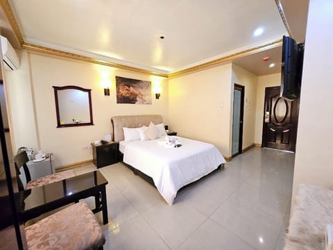 Executive Room, 1 Queen Bed | In-room safe, desk, free wired internet, bed sheets