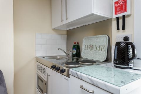 Deluxe Apartment, Ensuite, Courtyard View (Flat 3) | Private kitchen