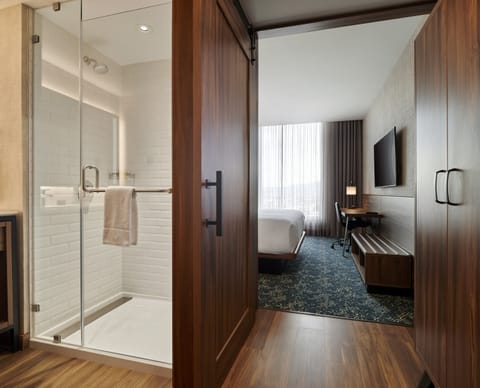 Traditional Room, 1 King Bed | Bathroom | Combined shower/tub, rainfall showerhead, hair dryer