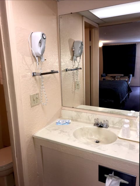 Standard Room, 1 King Bed, Non Smoking | Bathroom sink