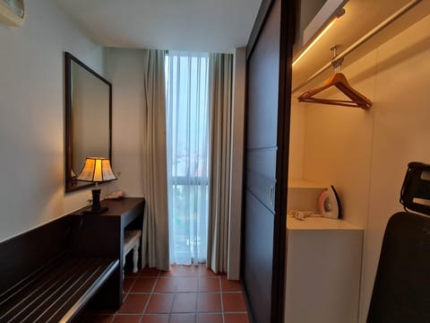 Swan Suite | Minibar, in-room safe, desk, soundproofing