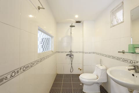 Deluxe Double Room | Bathroom | Shower, free toiletries, towels