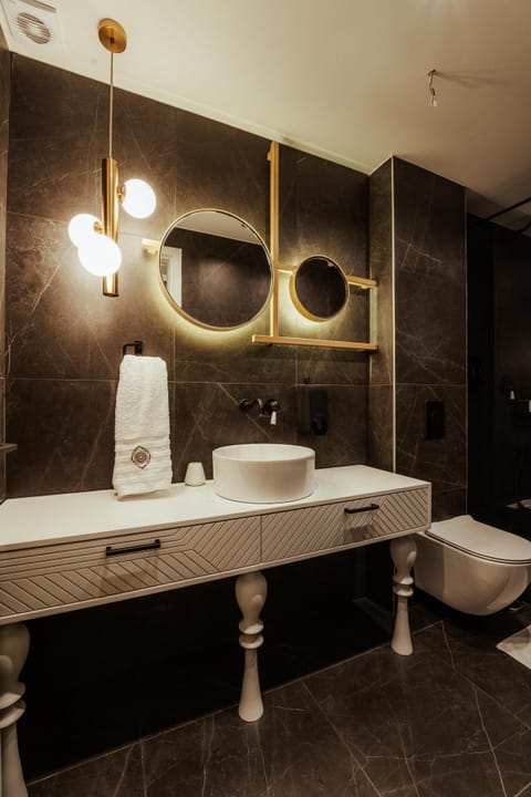 Queen Suite, Sea View | Bathroom | Shower, rainfall showerhead, designer toiletries, hair dryer