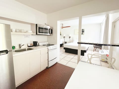 Deluxe Studio, 2 Queen Beds | Private kitchen | Fridge, microwave, coffee/tea maker, paper towels