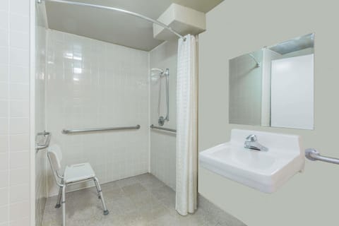 Room, 1 King Bed, Accessible, Non Smoking | Bathroom | Combined shower/tub, free toiletries, hair dryer, towels