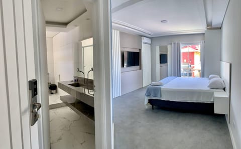 Junior Room, Private Pool | Minibar, in-room safe, bed sheets