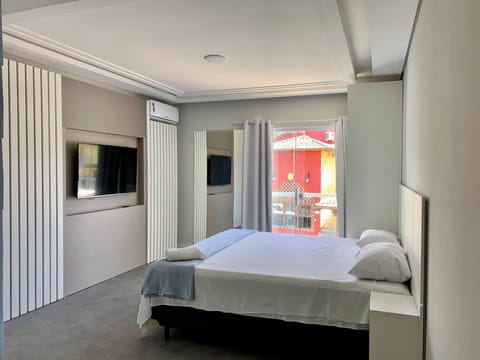 Junior Room, Private Pool | Minibar, in-room safe, bed sheets