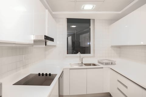 1 Bedroom Suite with Kitchen - City View | Private kitchen | Dining tables