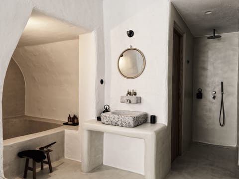 Hideout Suite with Private Pool & Yard | Bathroom | Separate tub and shower, rainfall showerhead, designer toiletries