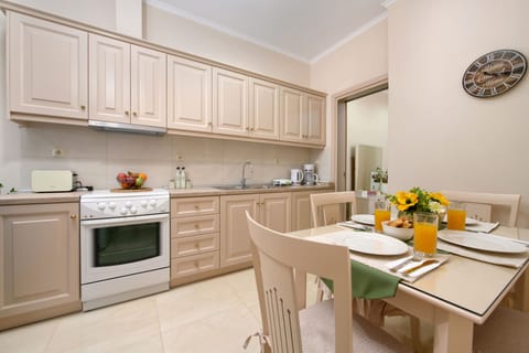 City Apartment, 1 Bedroom | Private kitchen | Full-size fridge, microwave, oven, stovetop