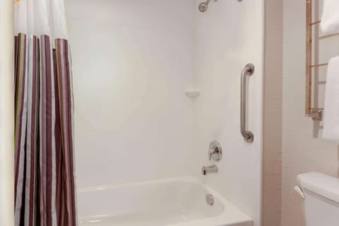 Combined shower/tub, free toiletries, hair dryer, towels