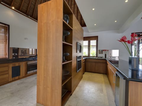 Villa, 4 Bedrooms | Private kitchen | Microwave, oven, stovetop, coffee/tea maker