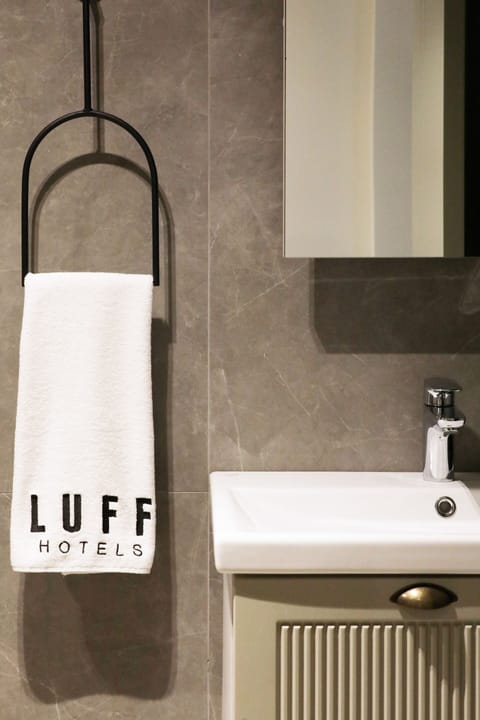 Superior Suite | Bathroom | Shower, free toiletries, hair dryer, slippers