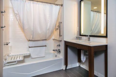 Traditional Room, 1 King Bed | Bathroom | Combined shower/tub, hydromassage showerhead, free toiletries