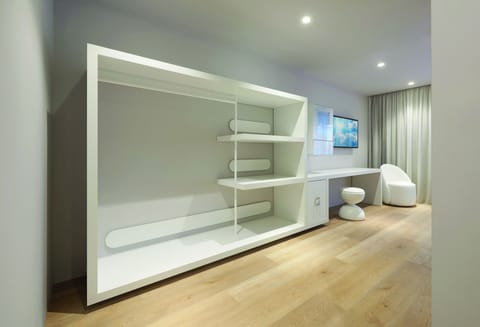 Junior Suite (401) | Minibar, in-room safe, desk, blackout drapes