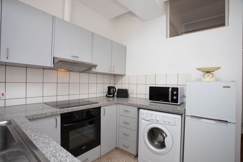 Basic Apartment | Private kitchen | Full-size fridge, microwave, oven, stovetop