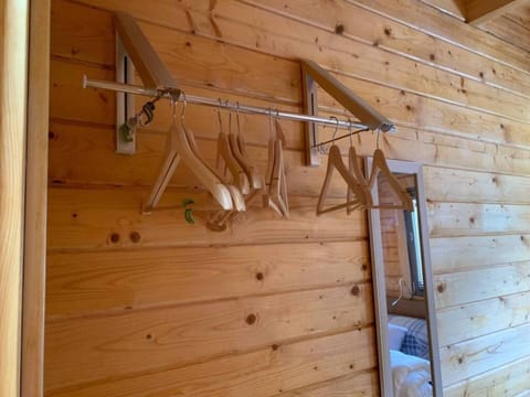 Cabin | 1 bedroom, iron/ironing board, travel crib, free WiFi