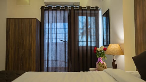 Premium Double Room | Bathroom | Shower, free toiletries, towels