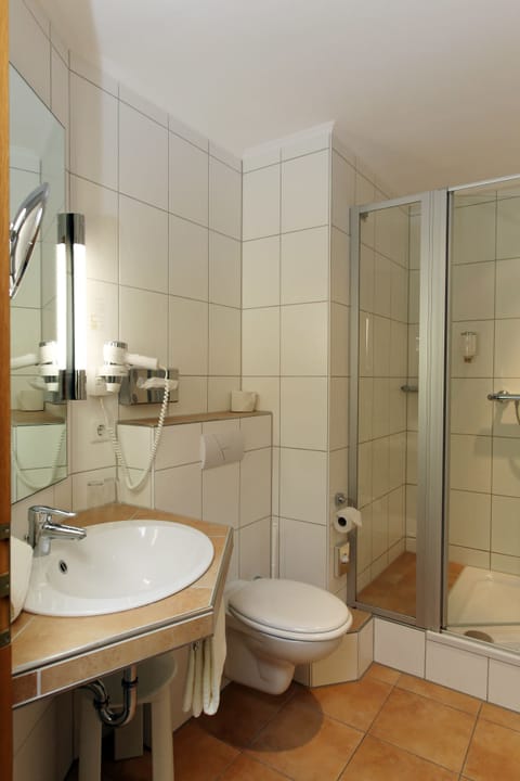 Twin Room, 1 Double Bed | Bathroom | Shower, free toiletries, hair dryer, towels