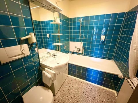 Basic Room | Bathroom | Shower, free toiletries, hair dryer, towels