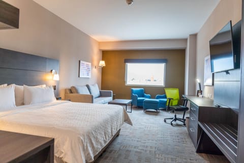 Suite, 1 King Bed | In-room safe, desk, blackout drapes, iron/ironing board