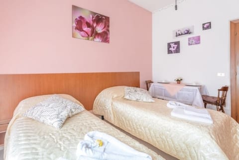 Double Room, Shared Bathroom | Rollaway beds, free WiFi