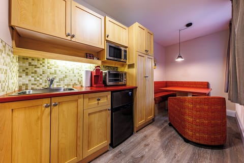 Studio, 2 Queen Beds | Private kitchenette | Fridge, microwave, coffee/tea maker