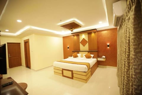 Executive Double Room | Minibar, in-room safe, desk, laptop workspace