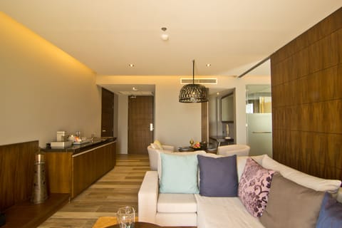 Luxury Suite Seaview King Bed | Egyptian cotton sheets, premium bedding, pillowtop beds, minibar