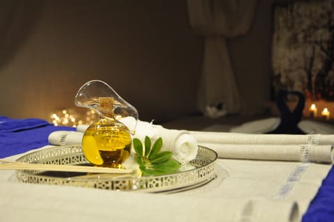 Couples treatment rooms, sauna, spa tub, steam room, Turkish bath