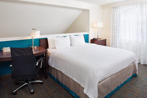 Premium bedding, in-room safe, desk, laptop workspace