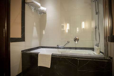 Deluxe Room | Bathroom | Shower, free toiletries, hair dryer, bidet